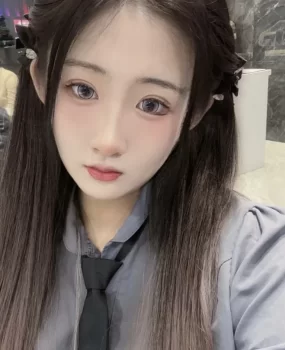 身材还不错的兼职女大学生