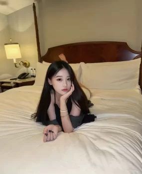 妹子扭着翘臀快把我榨干是真的骚