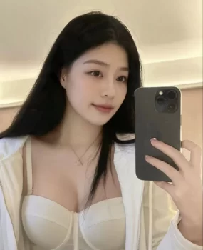 00后的性感粉嫩年轻小妹