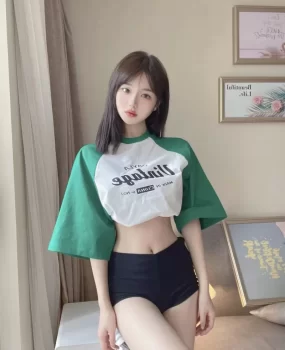 高腰翘臀大屁股水嫩白皙肌肤前台收银员小姐姐