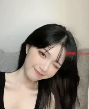 杭州高颜值美女被压在落地窗疯狂后入